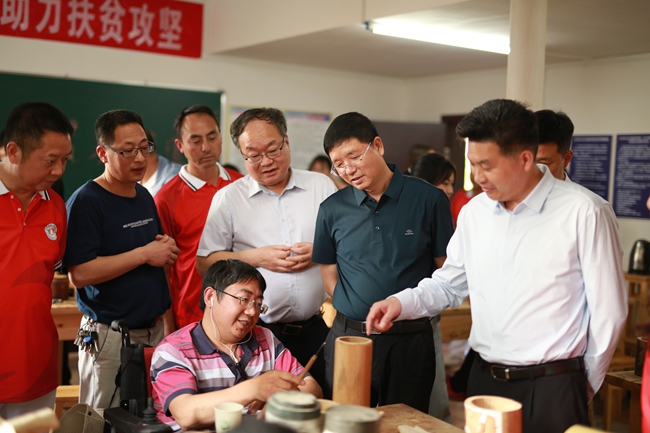 重慶市殘聯(lián)理事長趙如均赴大足區(qū)調(diào)研殘疾人事業(yè)發(fā)展，關(guān)注手工藝品產(chǎn)業(yè)賦能就業(yè)新路徑